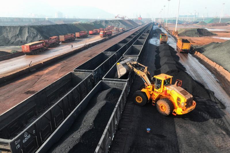 连云港的煤炭码头,摄于去年12月。