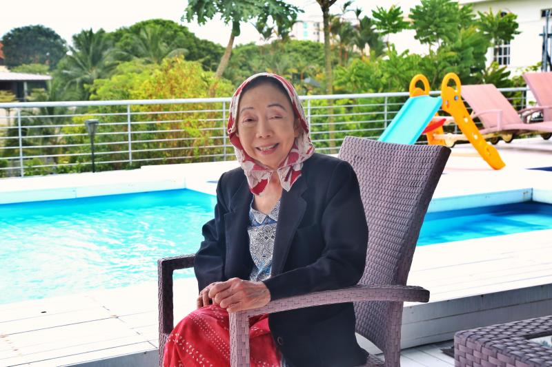 披着头巾,一身色彩斑斓的连身裙,洪瑞钗希望身体能早日从抗癌中恢复过来,尽早到加沙地带,救援巴勒斯坦人。(特约陈福洲摄)