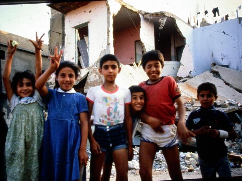 1982年,当洪瑞钗很沮丧地走在大屠杀后的夏蒂拉营附近,突然冒出一个巴勒斯坦小孩,原来是她之前的病人。小孩央求洪瑞钗帮大伙拍照,还说“我们不害怕,以色列来吧!”。(受访者提供)