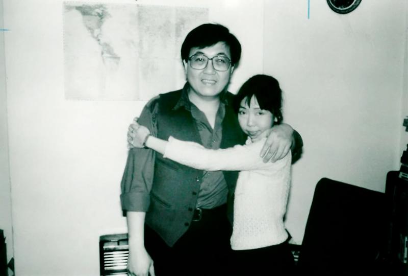 1977年新婚不久,洪瑞钗飞到英国伦敦与逃亡的丈夫邱甲祥会合,两人一起流亡。(受访者提供)