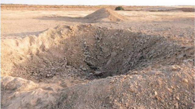 以色列内瓦蒂姆空军基地附近的一个弹坑。