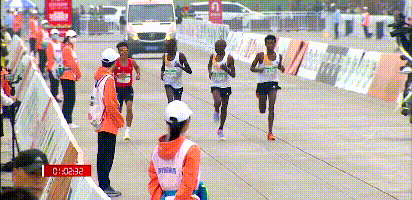 网传视频显示,分别来自埃塞俄比亚和肯尼亚的三名选手与何杰在接近比赛终点线时,跑在何杰左侧的选手明显为何杰指着终点方向。(互联网)