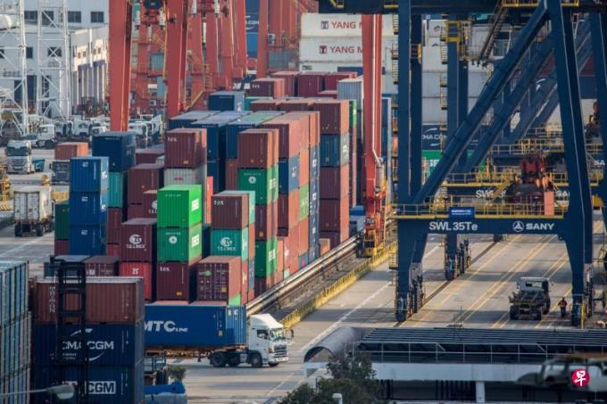 区域竞争加剧 香港港口吞吐量首次跌出全球十大之列