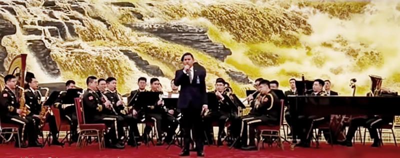 印尼当选总统普拉博沃访华期间,安排私人秘书阿贡(中)献唱中国歌曲《歌唱祖国》。(视频截图)