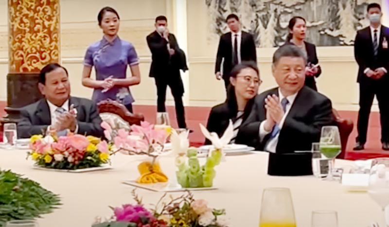 中国官方(右)、印尼当选总统普拉博沃(左)随着《歌唱祖国》的音乐拍手助兴。(视频截图)