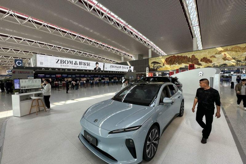 合肥国际机场大厅的正中央,是蔚来新能源汽车的展区,进出机场的旅客可以近距离欣赏蔚来汽车2024款新能源车ET5T。 (林煇智摄)