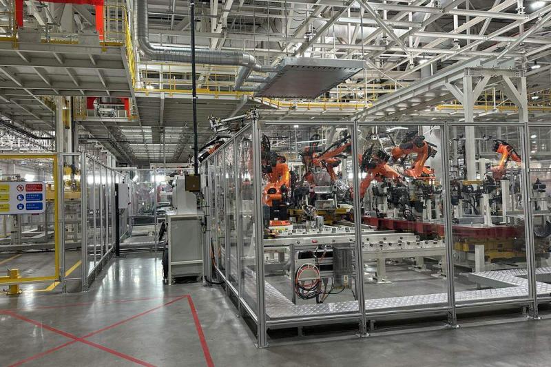 大众汽车(安徽)10万平方米的焊接车间每日可生产300辆新能源车。庞大的厂房有1000多台多轴机器人,员工人数只有140。(林煇智摄)