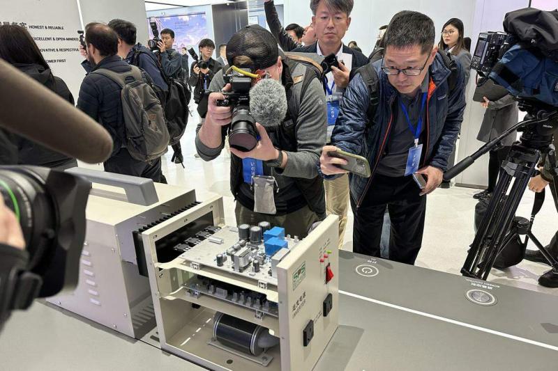 来自25家中外媒体的记者参观合肥的光伏能源制造商阳光电源展示的光伏逆变器。(林煇智摄)