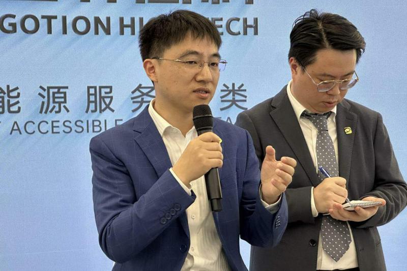 国轩高科高级副总裁王启岁指出,合肥就业结构性矛盾在公司招聘时突出,除了高级人才外,与新能源领域相匹配的蓝领产业工人也非常稀缺。(林煇智摄)