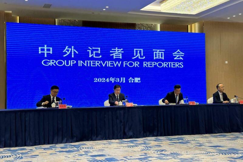 安徽地方官员对来访的中外记者介绍“合肥经验”,右起为安徽省工业和信息化厅副厅长罗文杉、安徽省科技厅副厅长李国阳、安徽省发展和改革委副主任张云。安徽省委宣传部副部长郑明武主持记者会。(林煇智摄)