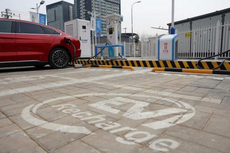 北京一辆电动汽车2月2日在中石化的电动车充电站充电。(路透社)