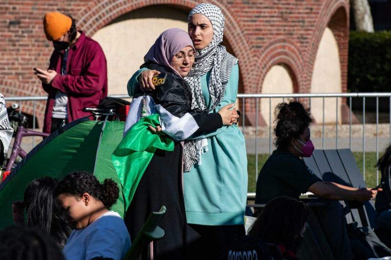 来自哈佛大学和麻省理工学院的亲巴勒斯坦抗议者,星期一(4月22日)在麻省理工学院扎营集会。(法新社)