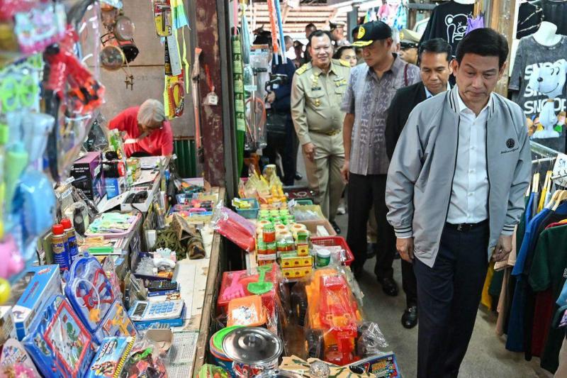 泰国副首相兼外长班比(右)和内政部长阿努廷(右三)等内阁官员星期二(23日)前往泰缅边境的湄索镇视察。班比表明,面对缅甸问题,泰国将把重点放在提供人道援助上。(法新社)