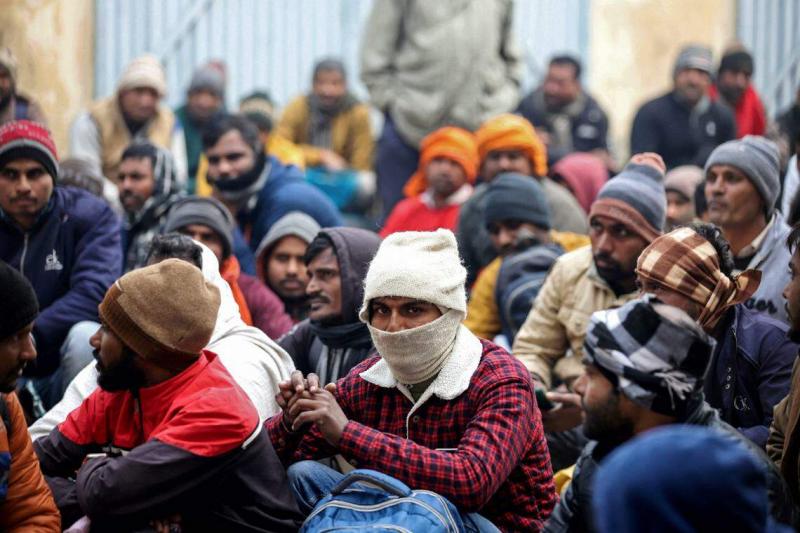 印度青年的失业率高达83%。图为今年1月,印度民众到北方邦首府勒克瑙的工业培训学院觅职。(法新社)