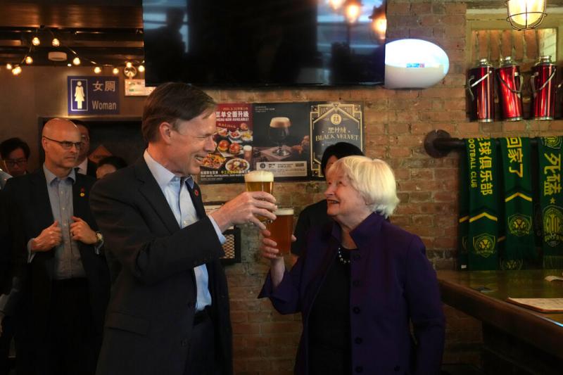 本月,美国财政部长耶伦(右)和美国驻华大使尼古拉斯·伯恩斯在北京的京A餐厅品尝啤酒。