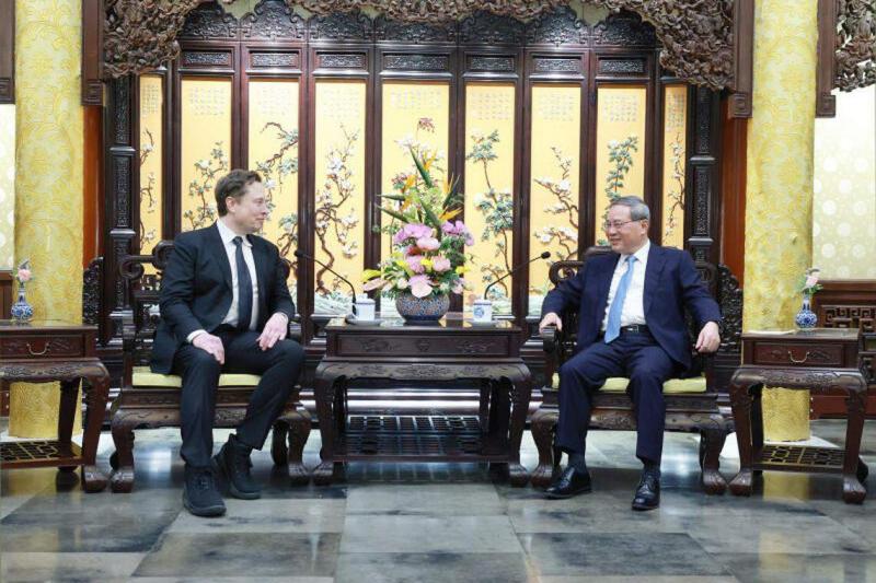 中国总理李强(右)星期天(4月28日)下午在北京钓鱼台国宾馆会见马斯克。(新华社)