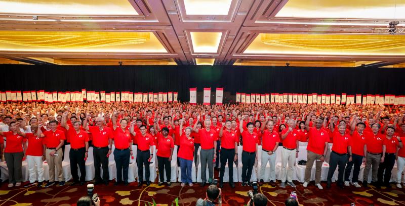 即将在5月15日交棒的新加坡总理李显龙(前排中),星期三(5月1日)最后一次以总理身份,出席五一劳动节集会。其他与会者包括:通讯及新闻部长兼内政部第二部长杨莉明(前排左起)、 社会及家庭发展部长兼卫生部第二部长马善高、教育部长陈振声、全国职工总会前秘书长林文兴、荣誉国务资政吴作栋、人力部长兼贸工部第二部长陈诗龙医生、副总理兼经济政策统筹部长王瑞杰、职总会长丹娜乐芝米、总理夫人何晶、职总秘书长黄志明、副总理兼财政部长黄循财、新加坡全国雇主联合会会长叶进国、国务资政兼国家安全统筹部长张志贤、职总财务秘书杜莱沙米、外交部长维文医生、卫生部长王乙康、职总前秘书长林瑞生,以及国家发展部长李智陞。大合照后方正中央的三面旗帜,分别是人力部(左起)、职总和雇联的旗帜,代表劳资政三方合作伙伴;左右两边则是职总附属工会、附属协会、社会企业和相关组织的会旗。(叶振忠摄)