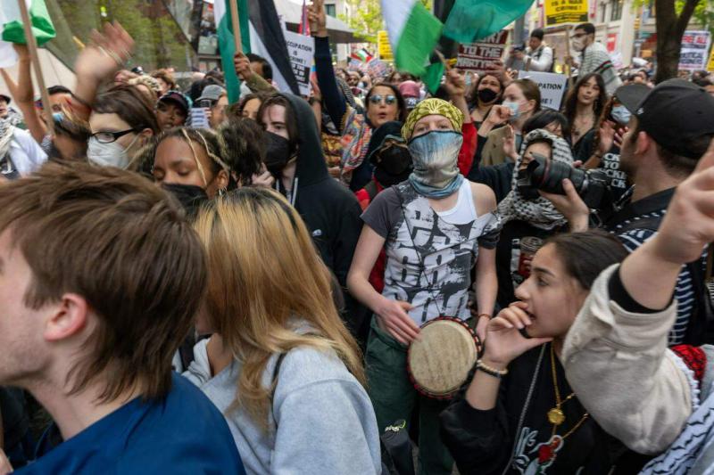 5月3日,支持巴勒斯坦的抗议者聚集在曼哈顿下城的纽约大学大楼外,抗议学校投资与以色列相关公司和校方对以色列的立场。(法新社)