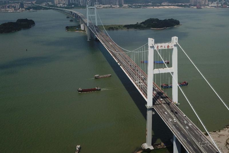 位于东莞的虎门跨海大桥是最早连接广州、东莞、深圳的跨江大桥。大桥日均车流量巨大,严重超出道路设计流量,经常出现交通拥堵。(互联网)