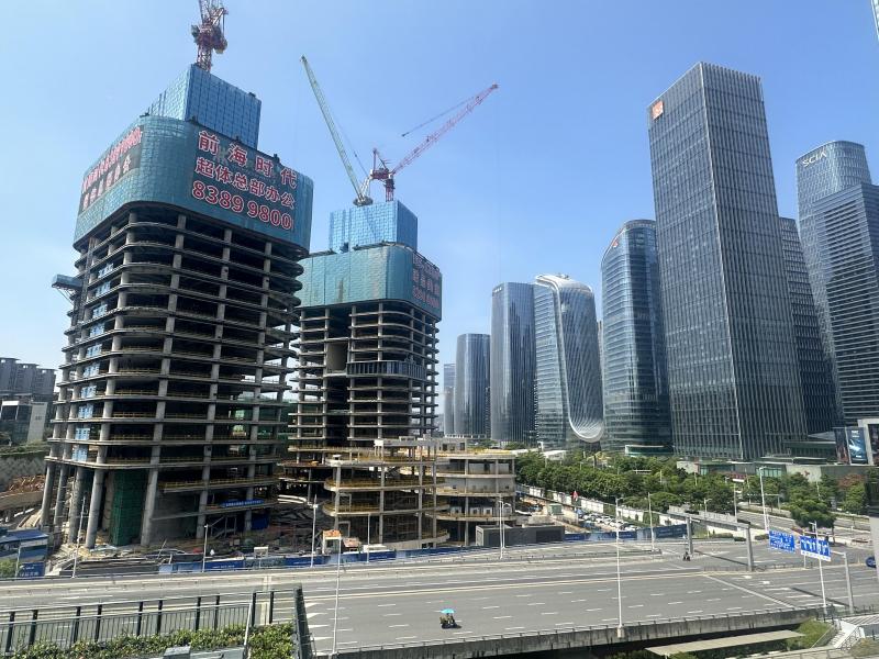 深圳前海是中国近年来重点发展的商务区,旨在利用毗邻香港的区位优势,通过制度创新,推动粤港两地现代服务业和科技创新。 但前海的发展因为冠病疫情、中国经济增速整体放缓等因素有所延缓。(档案照片)