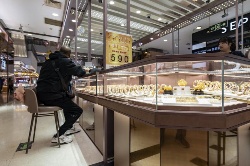 上海一家六福珠宝店里的顾客,摄于今年3月。