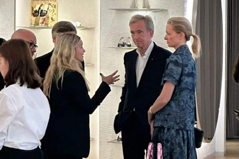 LVMH集团创始人阿尔诺(右二)去年6月曾被网民拍到现身北京王府中环。(互联网)