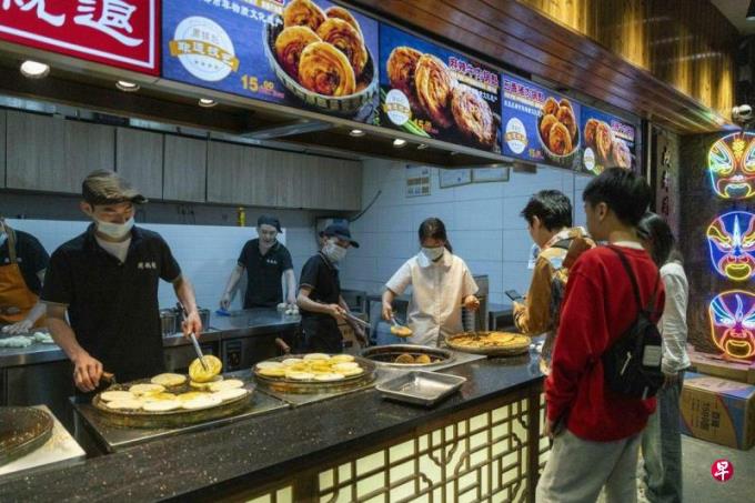 4月财新中国服务业PMI微降至52.5