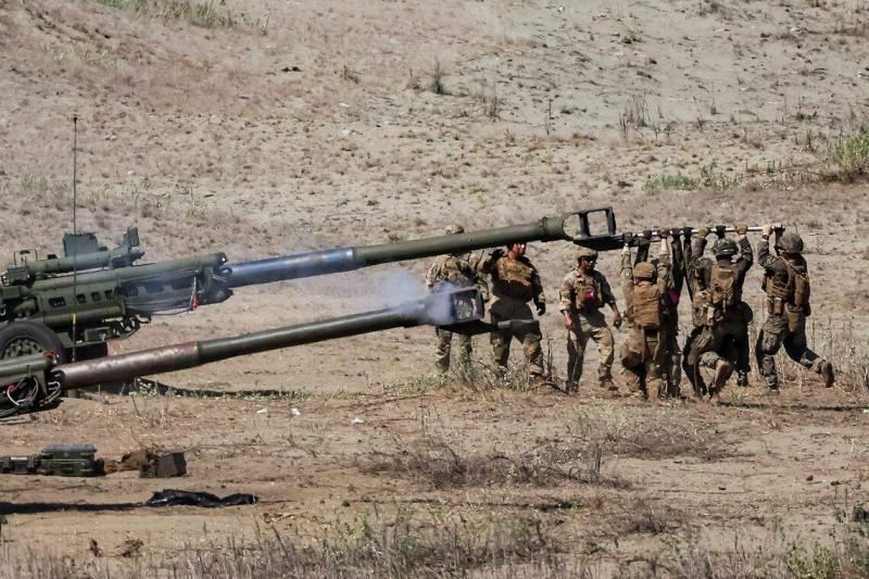 美菲军队在菲国北部伊罗戈斯省沿海市镇拉瓦格举行“肩并肩”年度联合军演。美军士兵在实弹演习中发射155毫米和105毫米的榴弹炮。(路透社)