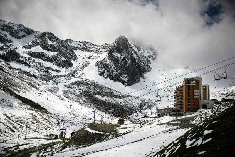 法国西南部比利牛斯山脉大图马雷-拉蒙吉滑雪胜地的景色。马克龙已故外祖父母早年住在附近,他在这里度过无数个寒暑假,媒体因此将当地称为马克龙的“第二故乡”。此图摄于5月2日。(法新社)