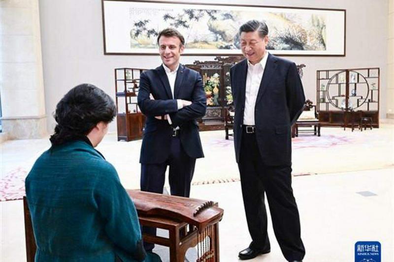 习近平(右)和马克龙2023年4月7日在广州松园白云厅听人演奏古琴曲《高山流水》。(中国外交部官网)