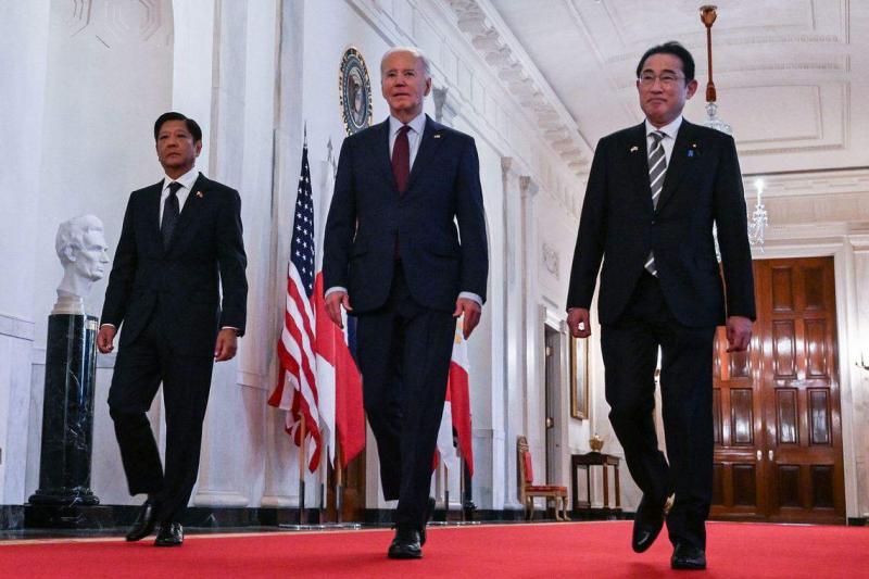 美国、日本与菲律宾三国领导人峰会4月11日在华盛顿举行。(左起)菲律宾总统小马可斯、美国总统拜登和日本首相岸田文雄摄于美国白宫。(法新社)