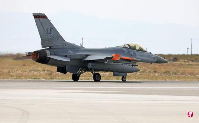 飞行员坠机前成功逃生 新加坡空军暂停F-16机队训练