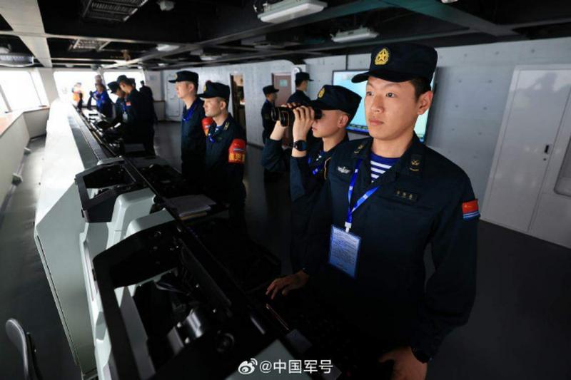 官方发布的照片展示福建舰驾驶室的舱内情况,干净整洁,海军官兵在舱内操舰。(互联网)
