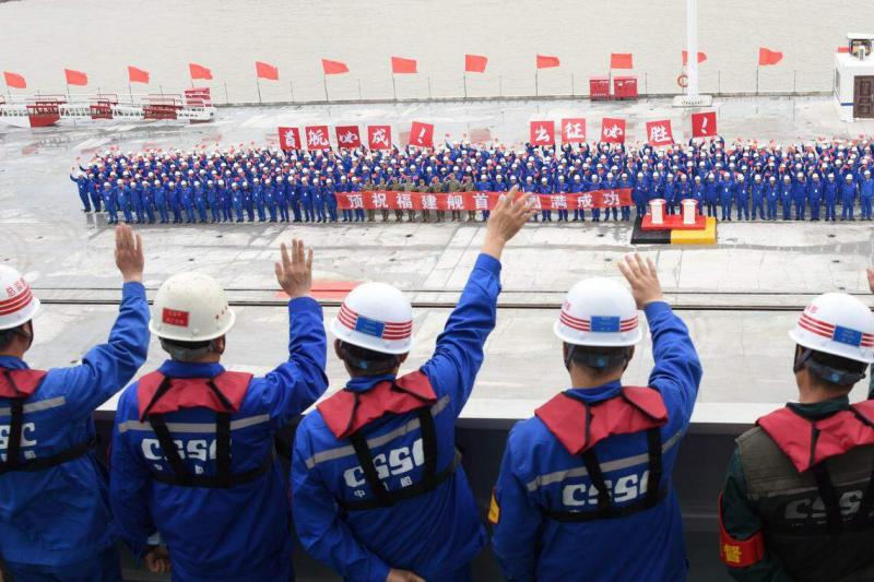 有分析预计,系统更复杂的福建舰的海试需时超过19个月,以确保战斗力达标。图为上海江南造船厂码头送行的人群和出海试验的工作人员,在5月1日海试开始当天相互挥手告别。(新华社)