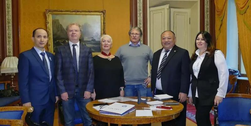 吴继华(右二)自称是俄罗斯联邦谢东诺夫国立第一医科大学医学博士,在2021年获欧洲自然科学院颁为院士。(互联网)