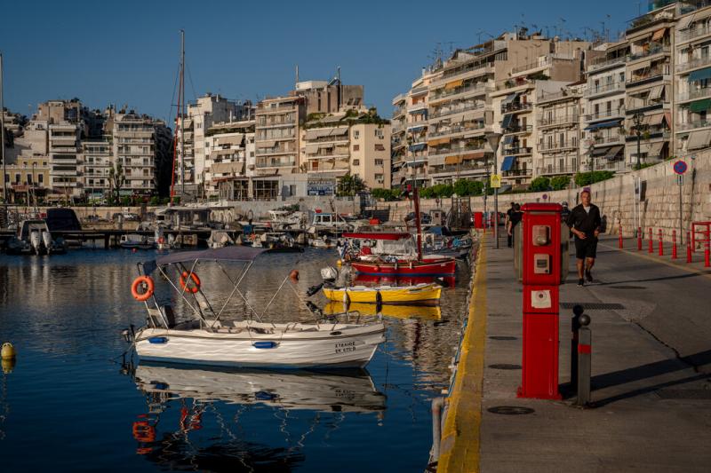 比雷埃夫斯的帕萨利马尼社区风景优美,前往希腊岛屿的渡轮也很方便,吸引了许多外国投资者。