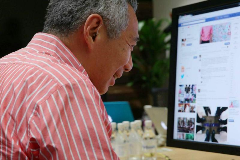 新加坡总理李显龙是新加坡第一网红,累积了百多万脸书粉丝。他2015年1月在脸书新加坡办事处现场回答公众透过脸书发出的提问。P(总理公署提供)