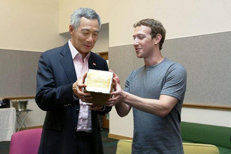 新加坡总理李显龙曾编写过数独游戏破解程式,他的编程能力深受脸书创办人扎克伯格(Mark Zuckerberg)的高度肯定。总理2016年到美国旧金山访问脸部总部时同扎克伯格会面,并从后者手中接过一份状似木制方块的独特见面礼。扎克伯格说:“为了肯定(李显龙)的技术能力,我们把这件在面簿设计的艺术品送给李显龙,上头刻有李显龙编写的电脑程式。”(取自新加坡总理李显龙脸书)