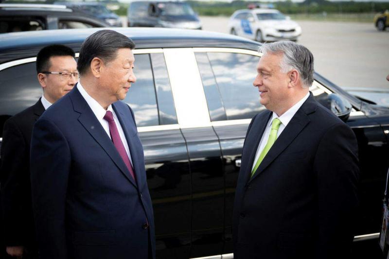 习近平当地时间星期五(5月10日)傍晚结束对匈牙利的国事访问,匈总理欧尔班(右)到机场送行时与习近平交谈。(路透社)