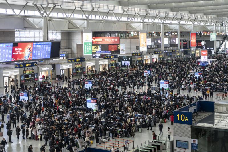 1月春节假期前上海虹桥火车站的旅客。即使出发大厅有三个橄榄球场那么长,每逢节假日,这里仍然人潮涌动。