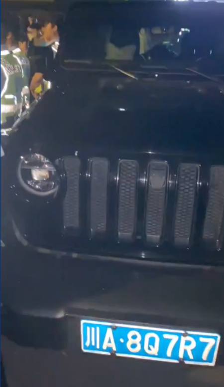 网传停留在洗车行内的黑色吉普越野车,车牌号是“川A8Q7R7”。(互联网)