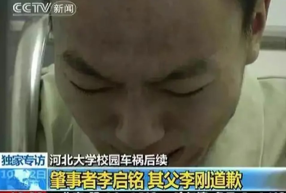 李启铭2010年接受央视专访时,为酒驾造成一名女学生身亡的事件流泪致歉。(互联网)