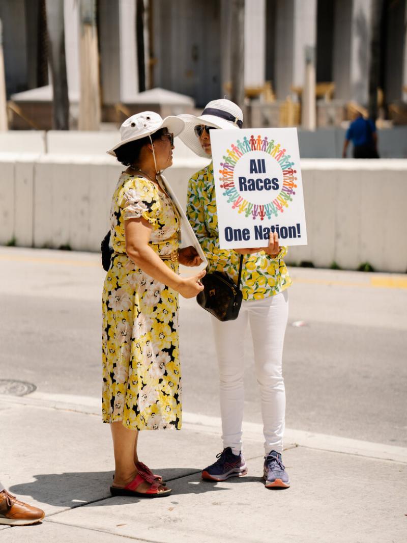 佛罗里达州的华人社区人口仅占全州人口的0.6%,许多华人是在该州求学的第一代移民,在政治上不活跃。
