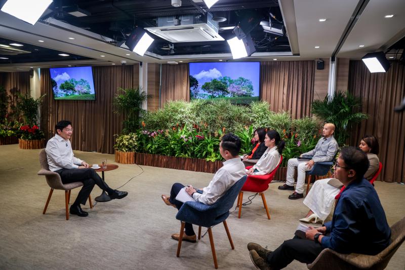 副总理兼财政部长黄循财(左)在接棒成为我过第四任总理前,于上个星期接受本地媒体联访。(叶振忠摄)