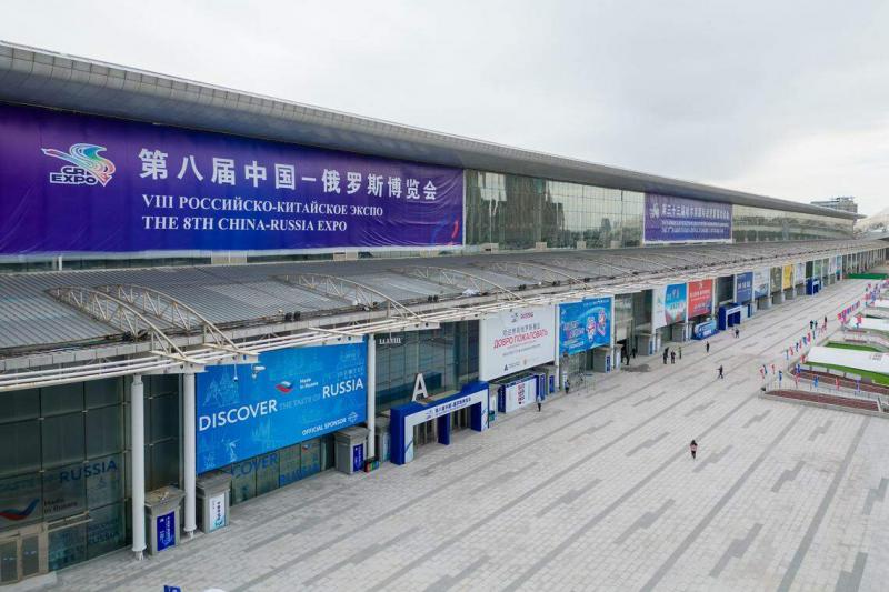 第八届中俄博览会将于5月16日至21日在黑龙江省哈尔滨市举行,俄罗斯总统普京将访问哈尔滨并出席博览会开幕式。图为博览会布展现场。(新华社)