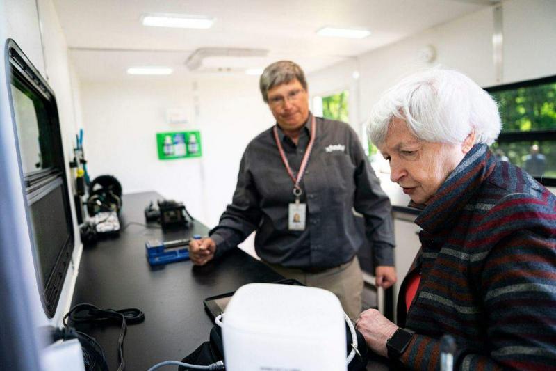 美国财政部长耶伦(右)星期一(5月13日)到弗尼亚州弗雷德里克斯堡(Fredericksburg)参观一处通信系统设施。她在关税措施宣布前告诉记者,拜登认为,美国在半导体和清洁能源等战略产业中发挥作用。”(彭博社)