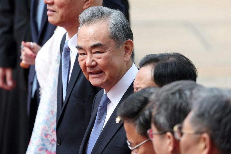 中国外交部长王毅斥美国霸凌。照片为王毅随中国国家主席访问塞尔维亚时,于5月8日等待塞尔维亚总统武契奇和官方领导人抵达会场。(路透社)