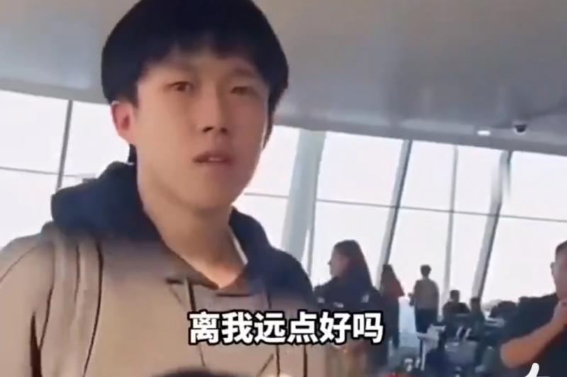 去年10月,杭州亚运会夺金的王楚钦在机场怒怼跟拍粉丝的视频在网上热传。(互联网视频截图)