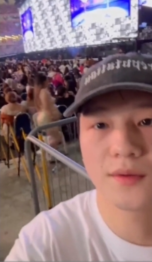 今年3月,樊振东在新加坡站爆冷出局,网上流传他现身泰勒丝(Taylor Swift)演唱会的照片和视频,有球迷批评他看演唱会耽误训练。(互联网)