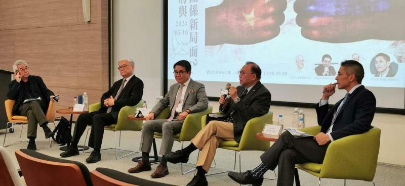 跨党派专家星期四(5月16日)在台北研讨会“新政府与两岸关系新局面”交流意见。左起为主持座谈的传播学者郭力昕、夏立言、洪奇昌,以及退役海军上将、国民党立委陈永康和壮阔台湾创办人吴怡农。(温伟中)